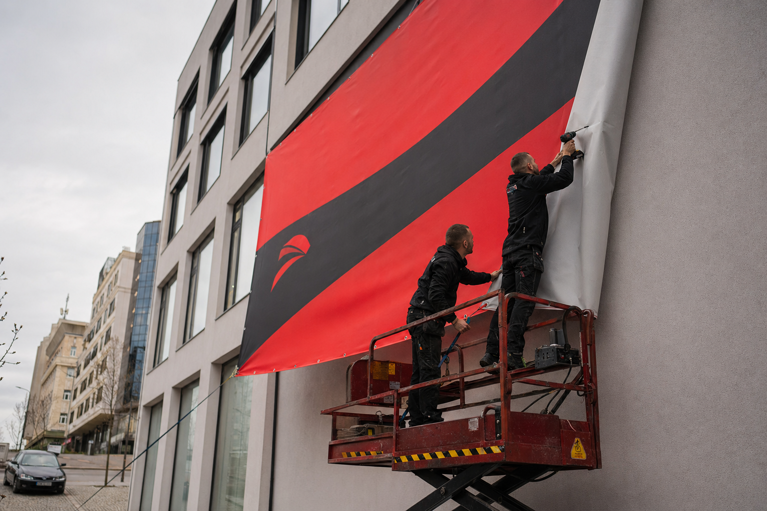 Çerade reklame e madhe duke u instaluar në fasadë